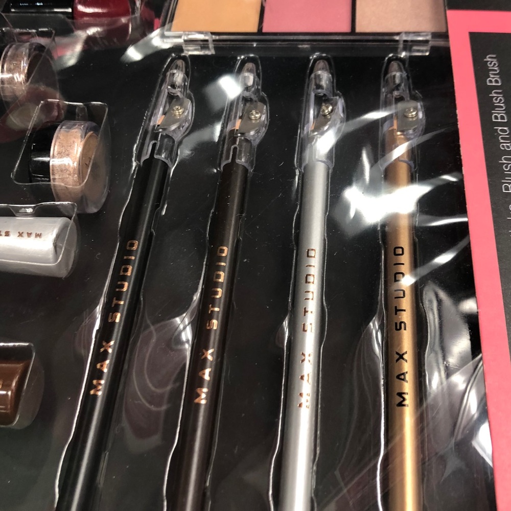 Max Studio makeup set - Picture 3 of 5